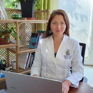 Kattyna realizando una consulta inicial de psiconeuroinmunología y salud integrativa online para evaluar el origen de síntomas autoinmunes, psiquicos y hormonales.