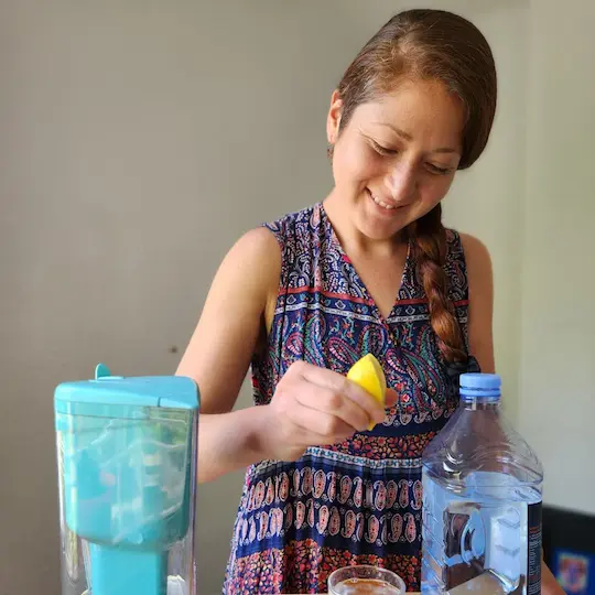 Kattyna Godoy, Nutricionista enseñando a preparar un agua mineralizada correctamente