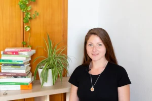 Kattyna Godoy en el set de grabación presentando el curso de alimentación evolutiva y nutrición antiinflamatoria para potenciar la salud genética.