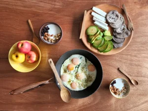Mesa servida con desayunos saludables, ricos en grasas y proteínas, diseñados nutricionalmente para calmar la ansiedad y regular el cortisol